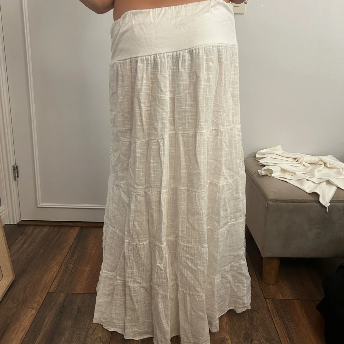 Vit långkjol med spetsdetaljer - 1