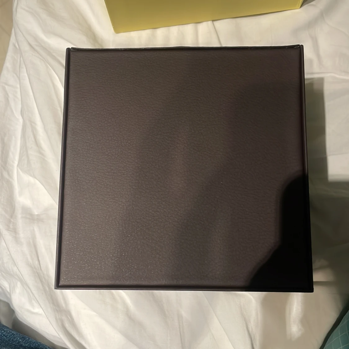 Lyxig svart och guld klocka i box - 1