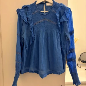 Blå neo noir blus - Jag säljer en blå neo noir blus i storlek 38 plagget är knappt använt men hade nog sett bättre ut efter en strykning då den har legat i min garderob länge, pris kan diskuteras 