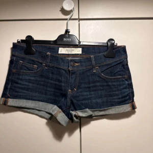 Mörkblå jeansshorts Abercrombie - Snygga low waist mörkblå jeansshorts från Abercrombie & Fitch