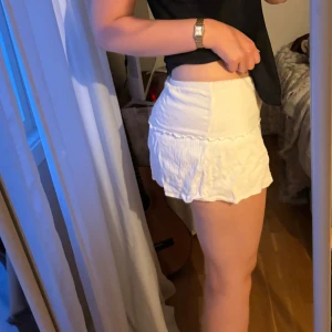 Vit kjol 🫶 - Supersöt vit kortkjol med inbyggda shorts under!!  Säljer pga att den är lite för liten :( Det är bara att skriva för fler bilder eller om du har frågor🥰