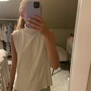 ärmlös polotopp med ribbad krage - Enkel och clean look som passar till många outfits.