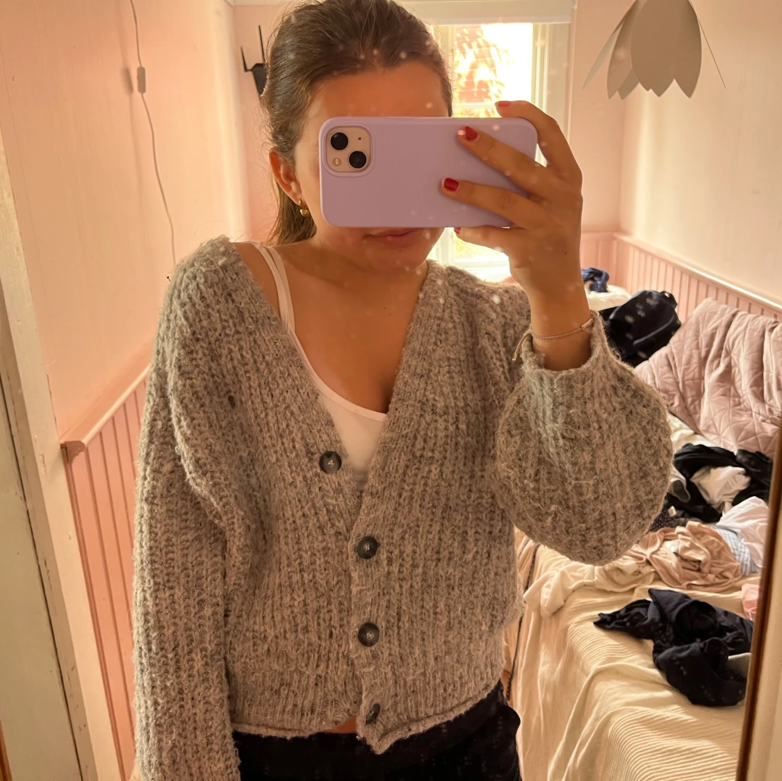 Grå stickad kofta med knappar