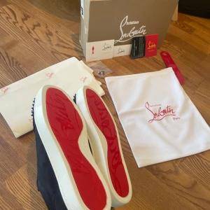 Christian Louboutin skor - Christian Louboutin skor | storlek 38 | skick 8/10 | medföljer box dustbag massa papper o sånt o extra nitar | nypris 9000kr mitt pris 2999kr 👍🏻pris kan diskuteras vid snabb affär 
