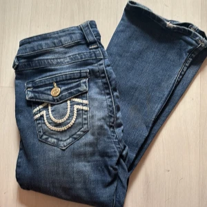 Trew religon jeans  - Säljer ett par trew religon but cut jeans kontakta vid intresse eller fler bilder💕de är midrise but cut 