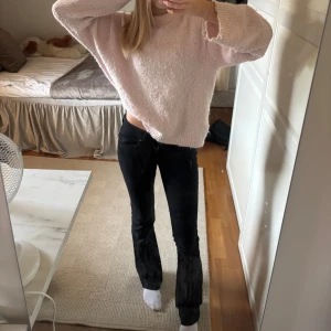 Svarta bootcut jeans  - Ett par jätte snygga lågmidjade svarta bootcut jeans ifrån Zara i storlek 32. 💕säljes då dem inte används längre.