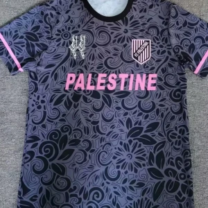 FC Palestine blommig fotbollströja - Finns i alla storlekar! Unik fotbollströja från FC Palestine med blommigt mönster i mörkgrått och svart. Stora rosa tryck på bröstet och ryggen, samt rosa detaljer på ärmarna. Kortärmad modell med svart krage. Perfekt för dig som vill sticka ut på planen. Pris kan diskuteras !