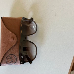 Rayban boyfriend - Säljer nu dessa då jag ej använder dem längre. Skick 9/10. Nypris 1100kr. Storlek 56