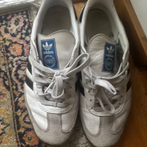 Adidas samba - Kommer inte till användning mer, pris kan diskuteras! Nypris: 1499. Storleken är liten och skulle säga att den passar storlek 40