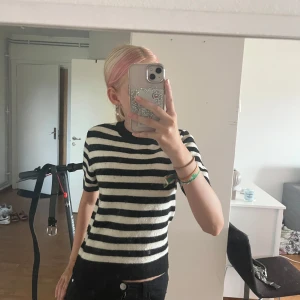 Stickad t shirt  - Söt stickad t shirt från hm i bra skick, endast lite nopprig. Storlek XS. 