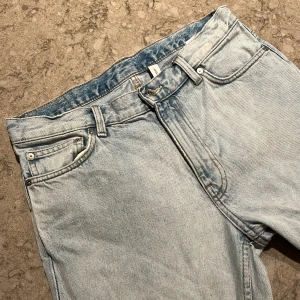 Weekday jeans  - Sunday jeans säljes, sitter lite pösigt men annars sköna, jeansen tvättas å stryks innan skick, skriv vid funderingar✨