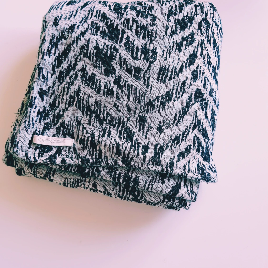 Stickad halsduk från Pieces med zebramönster