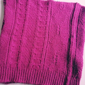 Rosa stickad halsduk - Mysig rosa halsduk i tubmodell med snyggt stickat mönster och bred ribbad kant. Perfekt att slänga på sig när det är kallt ute. Färgen är djup och poppig, och materialet känns mjukt och värmande.  Helt & fint skick