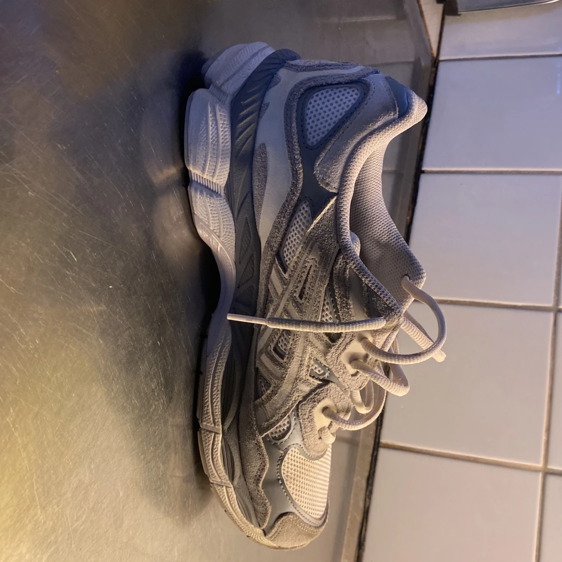 Grå Asics sneakers med mesh och mocka - 3