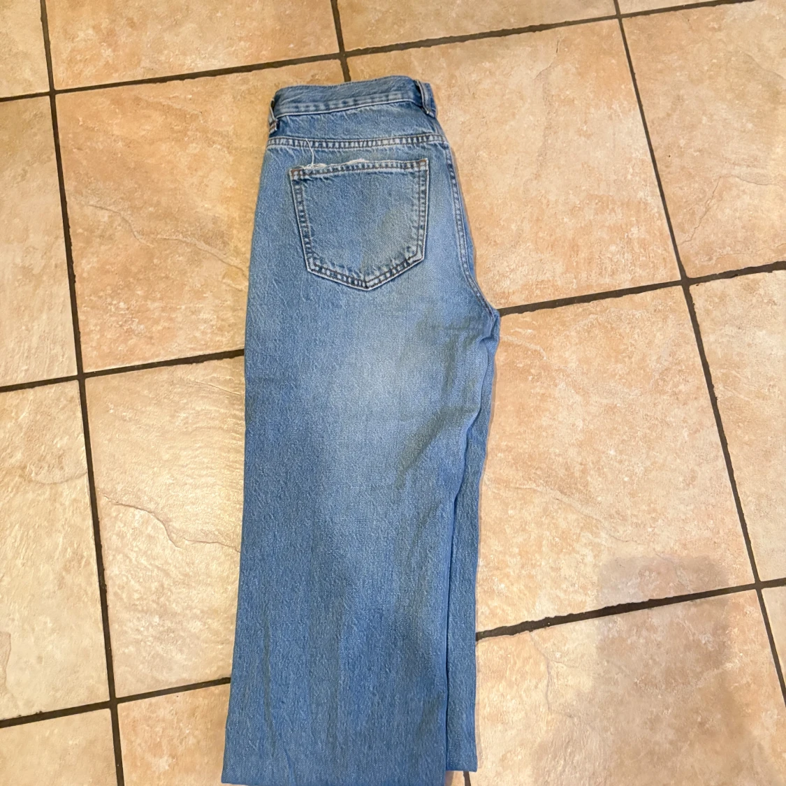  ljusblå raka jeans - 2