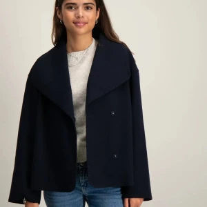 Mörkblå kappa med bred krage - Snygg mörkblå kappa med bred krage och dubbelknäppning framtill. Jackan har en loose passform och är tillverkad i ett mjukt ullmaterial. Perfekt för dig som gillar stilrena och minimalistiska plagg.  pris kan diskuteras kom priv för bilder