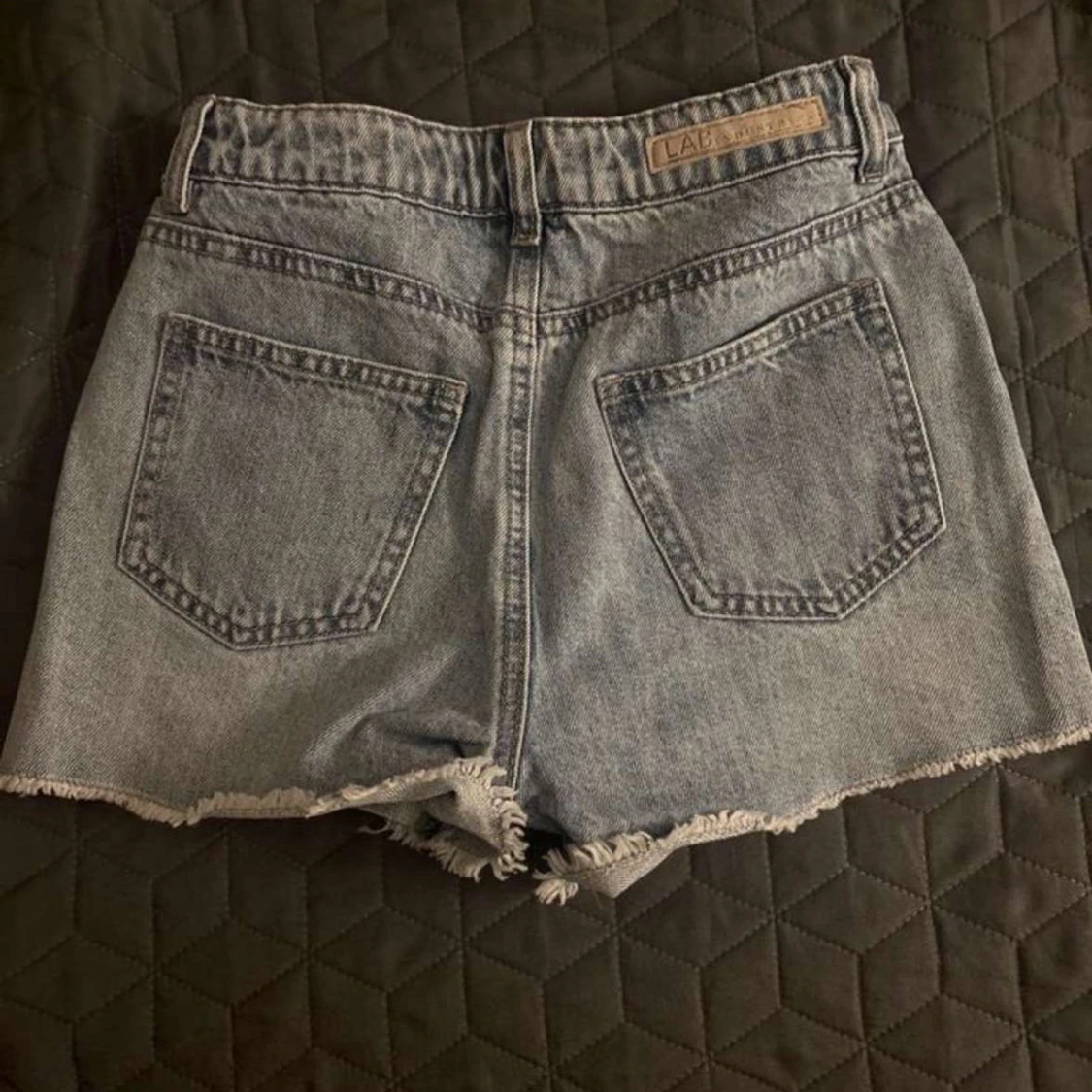 Grå jeansshorts med slitningar - 1