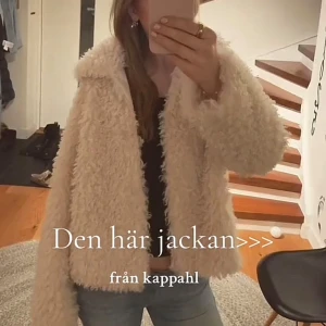 Teddyjacka - Såå cool och fin Teddy jacka från Kappahl. Jättebra skick och finns inte kvar att köpa, storlek S. Man stänger den med knappar och alla bilder är mina💗💗lite kort på mig som är 177