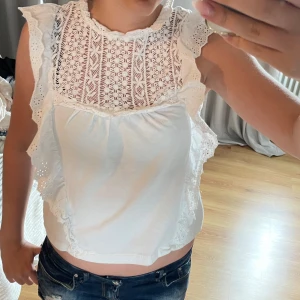 Vit söt blus - Jätte finast skick inga tecken på användning! Säljer då den ej används💕💕