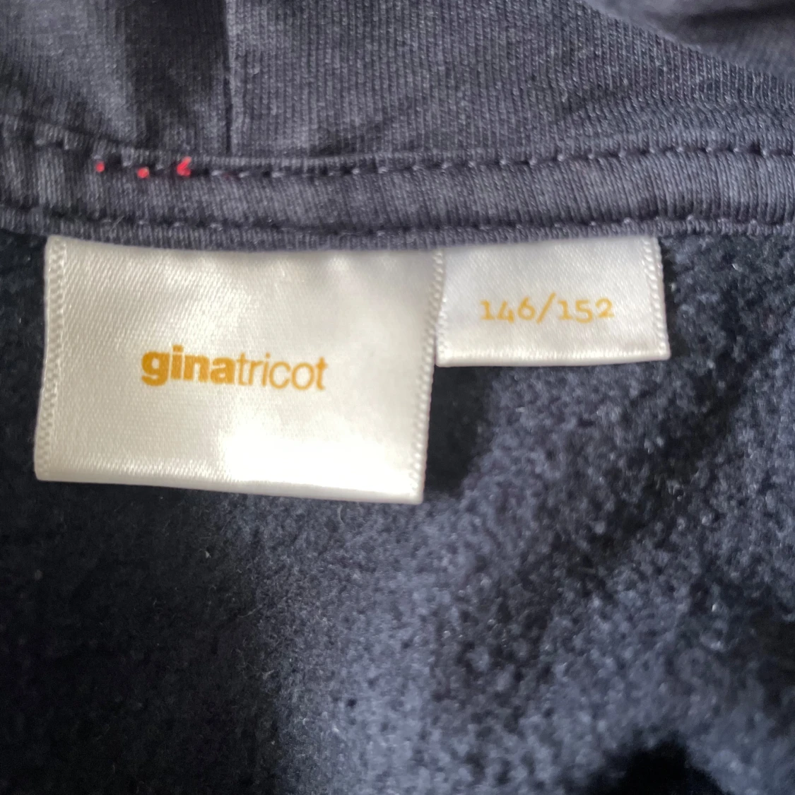 Mörkblå hoodie från Gina Tricot med tryck - 3