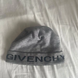 Mössa - Bra , givency