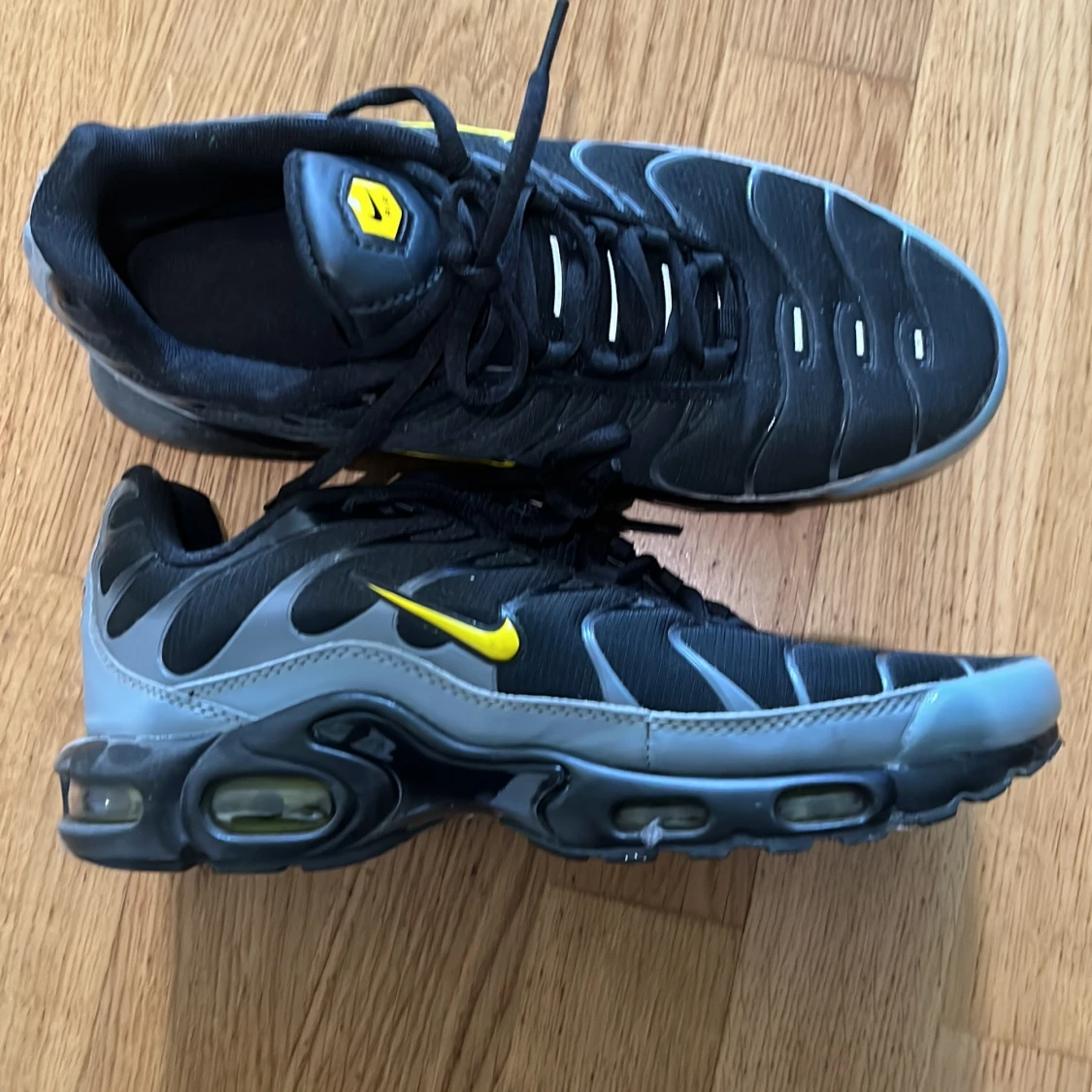 Nike Air Max Plus svart/grå med gula detaljer