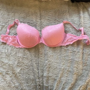 Rosa spetsig push-up korsett - Supersöt rosa bh från Lindex med blommigt mönster och rosetter på banden💗🎀strlk 75 D