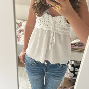 Vit linnetopp Stradivarius - Supersöt vit linnetopp från Stradivarius med virkade detaljer upptill och smala axelband. Toppen har knyt framtill och en flowy, luftig passform. Använd några gånger men har inga defekter 💗🙌 original pris ca 265kr