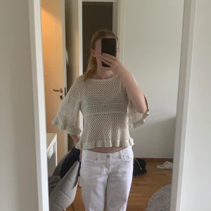 Vit tröja - Säljer denna jättefina vita tröjan med trekvartsärmar som passar perfekt med ett linne under. Hör av vid frågor💛💛