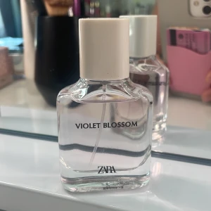Zara Violet Blossom parfym - Fräsch parfym från Zara med namnet Violet Blossom. Perfekt för dig som gillar blommiga och eleganta dofter. Aldrig använd! Pris går att diskutera.