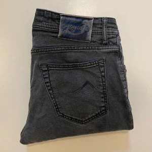 Svarta Jacob Cohen jeans 34 - Svarta Jacob Cohen jeans style 622 //  Storlek 34 Mått  Längd 105cm  Midjebredd 42cm  Benöppning 17cm //  Mycket bra skick //  Skriv vid minsta fråga eller fundering💯🤝 