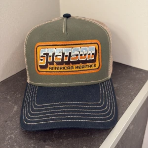 Stetson truckerkeps med mesh - Snygg truckerkeps från Stetson med broderad logga. Inköpt för 499. OBS ENDAST ANVÄND ETT FÅTAL GÅNGER.