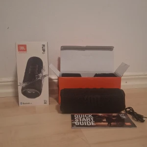 JBL FLIP 6 - Säljer den här fina JBL FLIP 6 som jag har inte använt jag råka köpa 2st av samma så jag säljer den här.