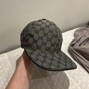 Gucci keps - Äkta Gucci keps. Haft den några år och är nu redo att sälja den