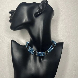 Långt vintagehalsband med äkta sötvattenspärlor & magnetiska hematitpärlor Retro 90-tal 00-tal - Vackert halsband från 1990-/2000-talet med blå färgade sötvattenspärlor, magnetiska hematitpärlor, facetterade glaspärlor och silvriga distanser. Pärlorna har den naturliga tyngd och strävhet som kännetecknar äkta sötvattenspärlor, och de magnetiska hematitpärlorna gör att halsbandet kan fästas på flera sätt – långt, dubbelvikt eller i kreativa formationer. Längd ca 90 cm. Okej vintageskick, kan träs om för extra livslängd. Prutning accepteras inte, men jag erbjuder rabatt vid köp av flera saker