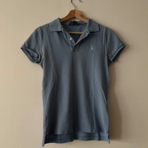Blå pikétröja från Ralph Lauren M - Tja säljer denna riktigt feta Ralph lauren piké i storlek M men den sitter mer som S hör av er om ni är intresserade pris kan diskuteras 