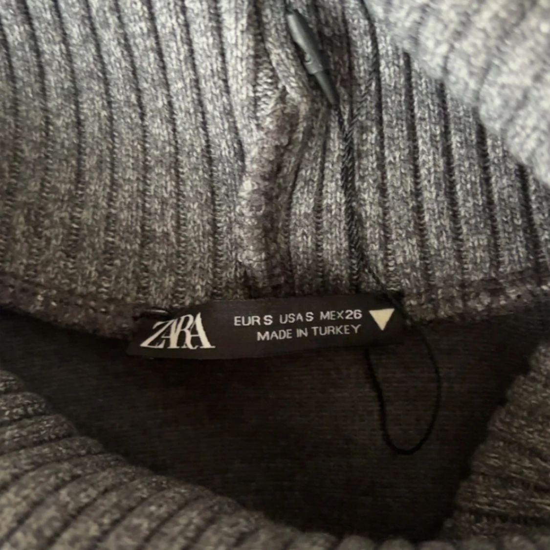 Grå ärmlös polotopp från Zara - 1