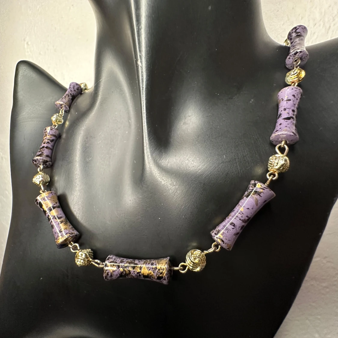 Lila och guldigt statement retrohalsband från 1980-talet Vintage Auktionsfynd Fint skick  - 2