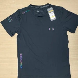Svart Under Armour t-shirt Heat-Gear (M) - Svart Under Armout T-Shirt Heat-Gear (M) (Ny med lapp)