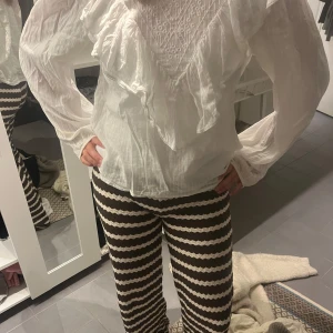 Blus från JDY, stl 36 - En vit blus från JDY!! Jätte snygg och kan matchas till typ allt 😍