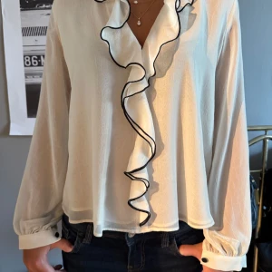 Zara blus med volang  - Super snygg och stilren blus från Zara. Går ej att köpa längre . Använd en gång och är i superbra skick . Säljer för bra pris 