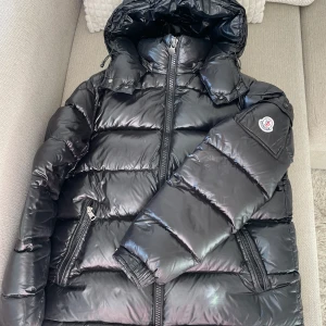 Monclerjacka - Jacka från MONCLER i modellen ”Maya”. Skicket är bra förutom två små tecken på användning (se bild 3 & 4). Äkhetslapparna är tyvärr avklippta (se bild 5) därav priset, vid mer frågor kring det är det bara att skriva privat! Scanen på loggan funkar ej då den skrapats mot en vägg (se bild 4). Nypris 17 999kr. Storlek 3 vilket motsvarar L och är specificerad till herr, men funkar för både herr och dam. Köparen står för frakten. Pris kan diskuteras vid snabb affär.