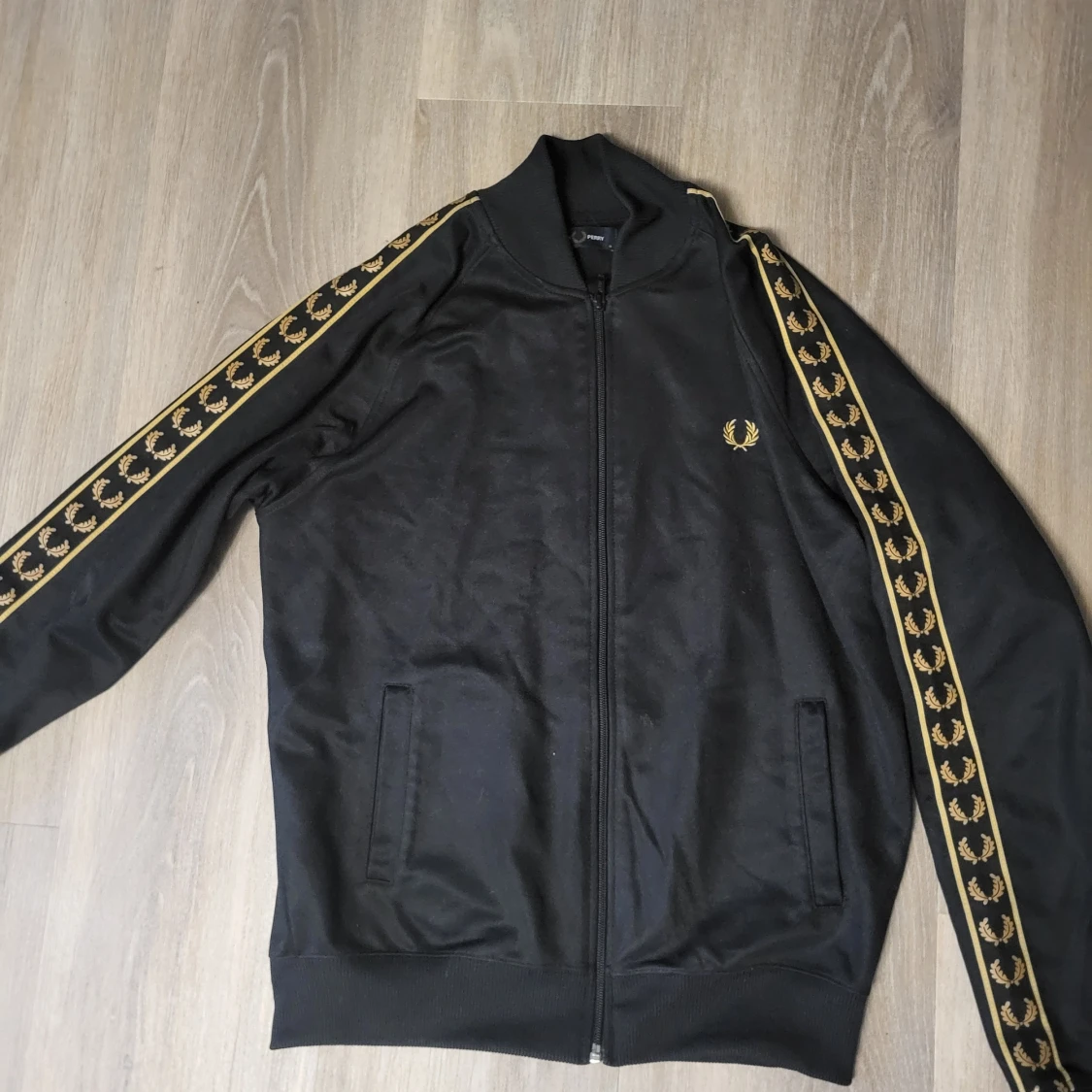 Svart tracksuit från Fred Perry med gulddetaljer - 2