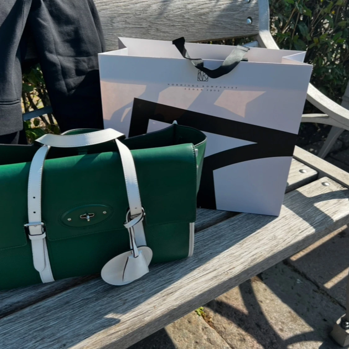 Grön och vit handväska med detaljer - 2