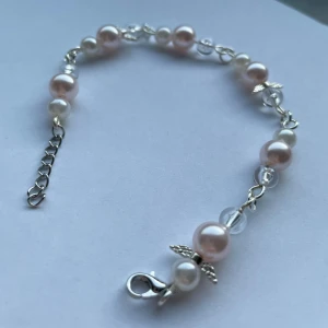 Y2K armband - Handgjort armband i y2k- stil💕. Den är lite över 17cm lång och har en bit kedja som gör det anpassat för olika storlekar. Inte äkta silver💕 Ge gärna prisförslag!