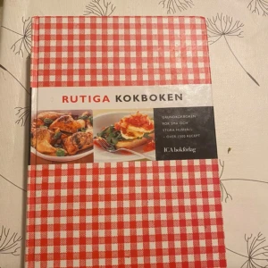 Rutiga kokboken - Rutiga kokboken är en klassisk svensk kokbok med rödvitt rutigt hårt omslag. Boken innehåller över 1500 recept och är en grundkokbok för både små och stora hushåll. Perfekt för dig som vill ha inspiration till matlagning.