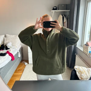 Olivgrön fleecejacka med krage - Jätte fin flecce från indiska😍