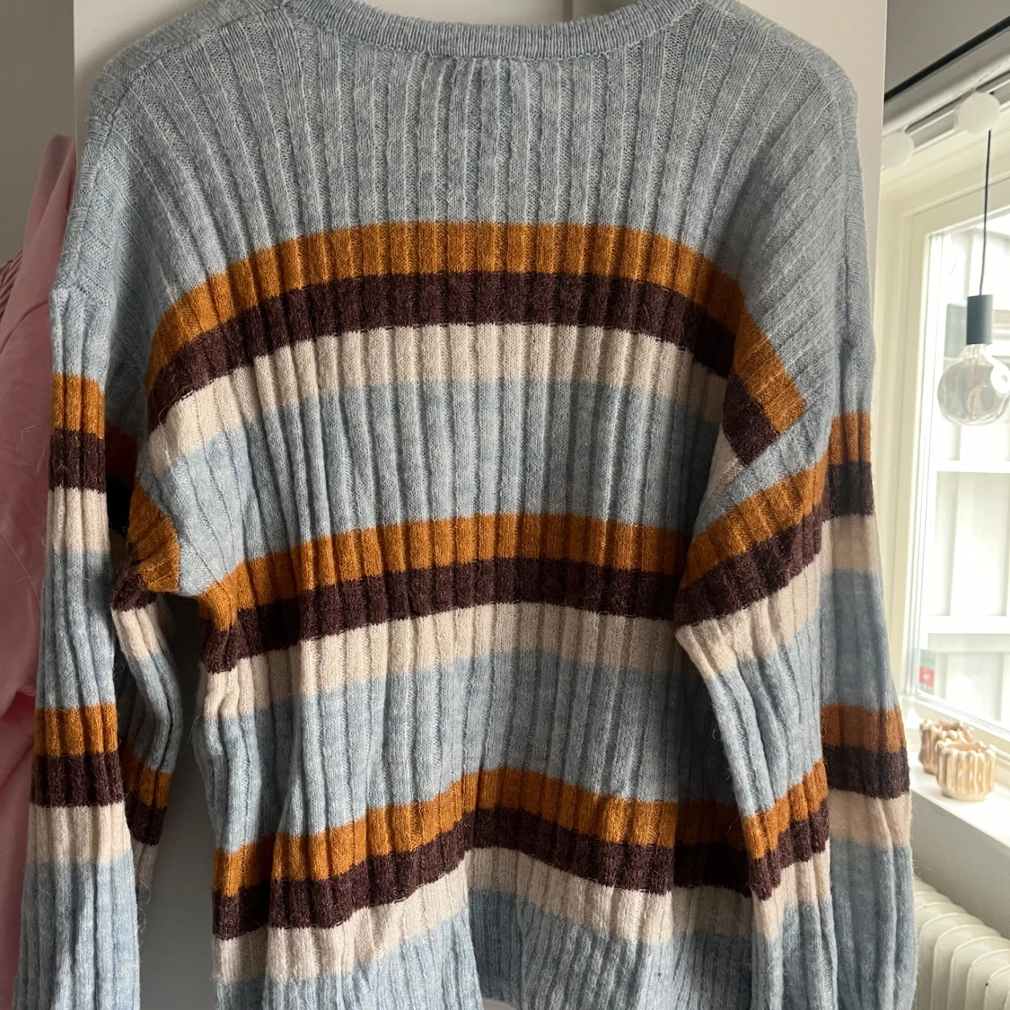 Randig ribbad stickad tröja i pastellblått från Ichi - 1