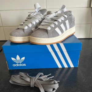 Adidas Campus 00s - Använda en del, men fortfarande i bra skick! Pris kan diskuteras och fler bilder kan skickas! 🫶🏻