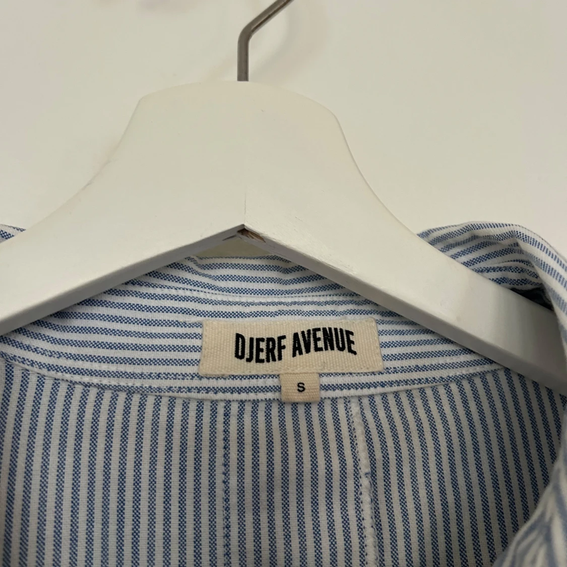 Blåvit randig skjorta från Djerf Avenue - 2
